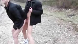 Papá y joven amateur follan sin condón al aire libre