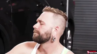 El mecánico josh mikael fiste y folla a pelo al musculoso jim fit