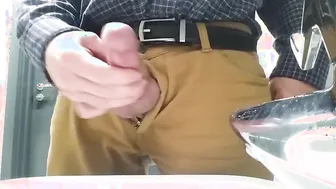 Papi se masturba la polla pequeña en el trabajo y dispara una gran ...
