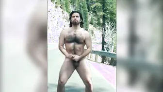 رجل هاوي شعر يستمني في الخارج بجانب الطريق