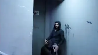 Twink chupa um cara ao ar livre em cena de boquete amador