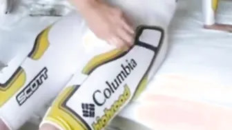 Ciclista amateur peludo recibe masaje sensual y masturbación manual