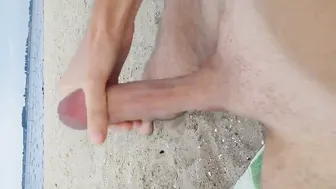 Tipo solo se masturba hombre solo paja polla grande en playa pública