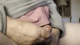 Papá amateur se masturba su polla pequeña y dispara semen