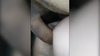 Un musculoso amateur recibe una gran polla a pelo en su culo