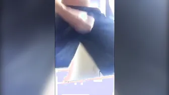 Un amateur se branle dans son pantalon et éjacule