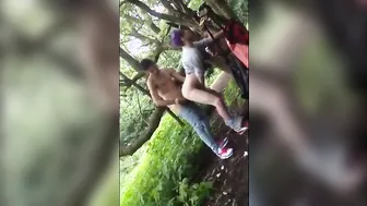 Twink y twunk follan anal a pelo en el bosque