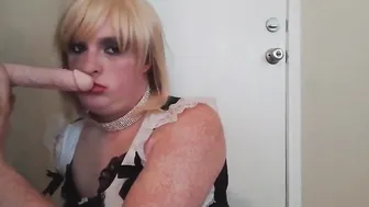 Travesti blonde fait une fellation à un sex toy
