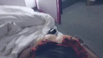 Travesti amador faz boquete profundo em pau grande