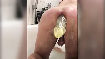 رجل هاوٍ يمارس فستينغ على طيزه ويركب ديلدو شرجي ضخم