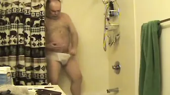 Papá oso amateur se masturba la polla en el baño