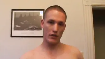 Chico universitario amateur masturbándose y disparando semen