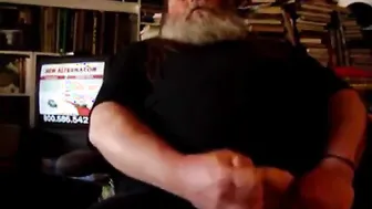 Papai urso peludo e barbudo se masturba e goza