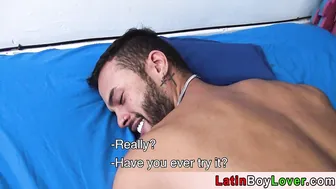 Masajeando a un amateur latino antes del anal a pelo