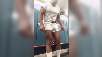 Negro musculoso se masturba la polla grande en el gimnasio