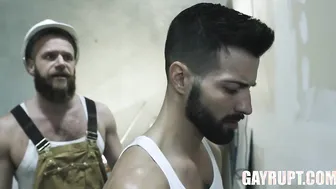 Der twink casey everett lässt die inspection des muskelhunks brian ...