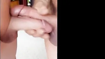 Zwei twinks masturbieren und spritzen aufeinander