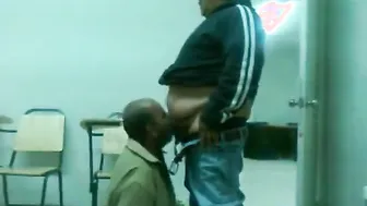 Papá oso amateur hace una mamada a un hombre gordo