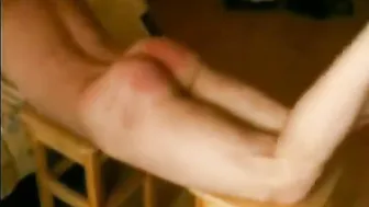 Twink azotado con cinturón, rama y más en sesión bdsm en solitario