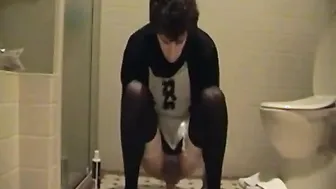 シッシーメイドがディルドでアナルオナニー