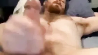Papá hetero con polla grande dispara enorme corrida