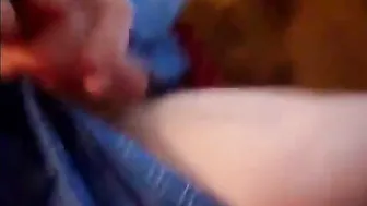 Papá se folla a dos jóvenes a pelo y les da su leche a ambos