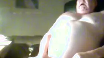 Papá oso maduro se masturba solo y se corre en webcam