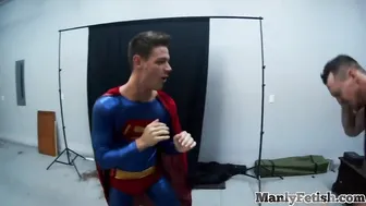 Passivo submisso fantasiado é masturbado enquanto chupa consolo