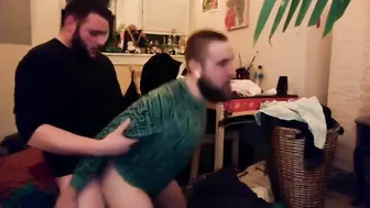 Oso barbudo activo folla a pelo en sesión amateur bareback