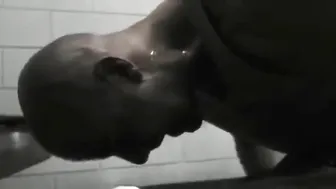 Militar amateur con polla grande se masturba en sesión solitaria