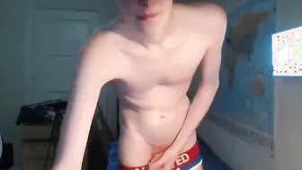 Joven pelirrojo peludo se quita los calzoncillos y se masturba