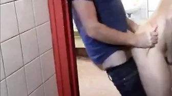 Amador musculoso aproveita punheta em gloryhole de banheiro público