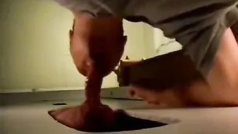 Outro twink no glory hole leva um boquete