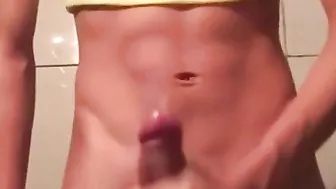 Jovem magro masturba seu brinquedo e goza na webcam