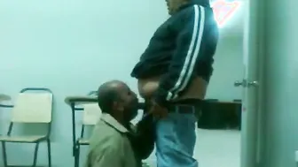 Papá oso gordo se la chupan hasta el fondo por chupador amateur