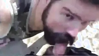 Oso recibe una corrida facial en una escena amateur de mamada en el...