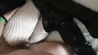 Travesti mayor se folla a pelo con un amante más joven