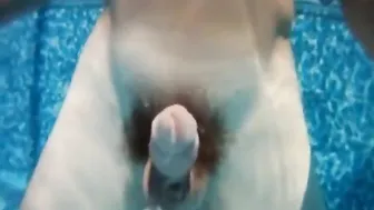 Amateur solo masculin éjacule sous l'eau dans une piscine