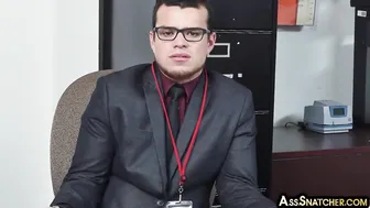 Un patron gay poilu baise son employé en bareback sur le bureau