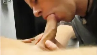 Daddy bläst straightem jüngling und schluckt sperma