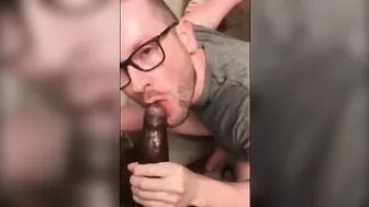 Chico blanco hace una garganta profunda a la polla grande de un neg...