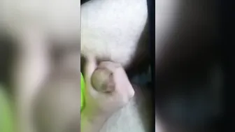 Twink se branle en plein air après une semaine sans éjaculer