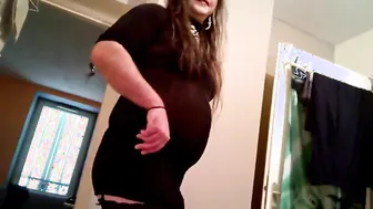 Crossdresser amador faz boquete e leva gozada na boca