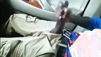 Amateur negro con polla grande se masturba en camión