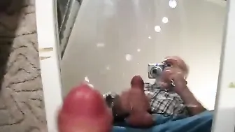 Papai peludo com bigode masturba seu pau grosso e goza forte