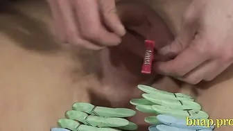 Jeune mince ligoté se fait chatouiller, lécher l'anus et jouer avec...