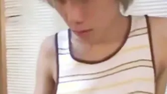 Masturbación amateur y paja de twink asiático flaco en solitario