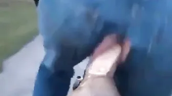 Cara amador aproveita brincadeira anal ao ar livre com bicicleta em...