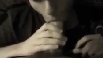 Un jovencito se la chupa su amigo flaco en una pijamada