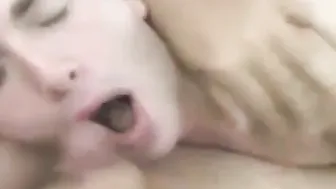 Oso maduro besa y folla culo joven y blanco a pelo
